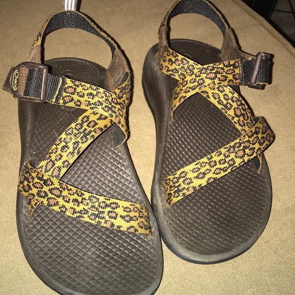 girls chacos size 2